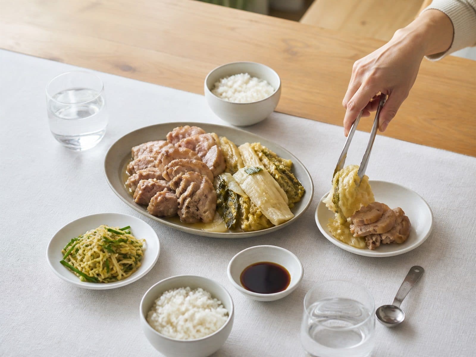 돼지고기배추찜과 콩나물부추무침, 작은 밥공기로 구성한 2인 저녁상