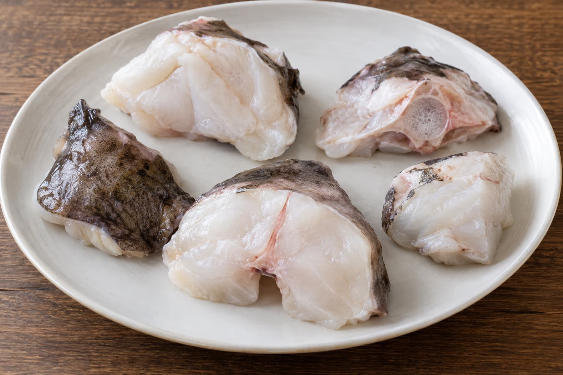 접시에 놓인 손질 아귀 토막