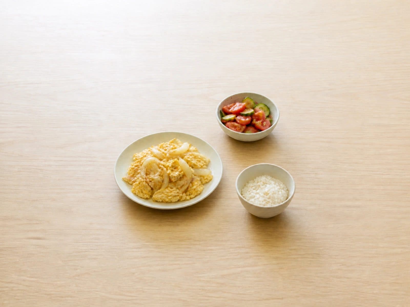 양파달걀볶음 토마토오이무침 밥으로 구성한 한 끼