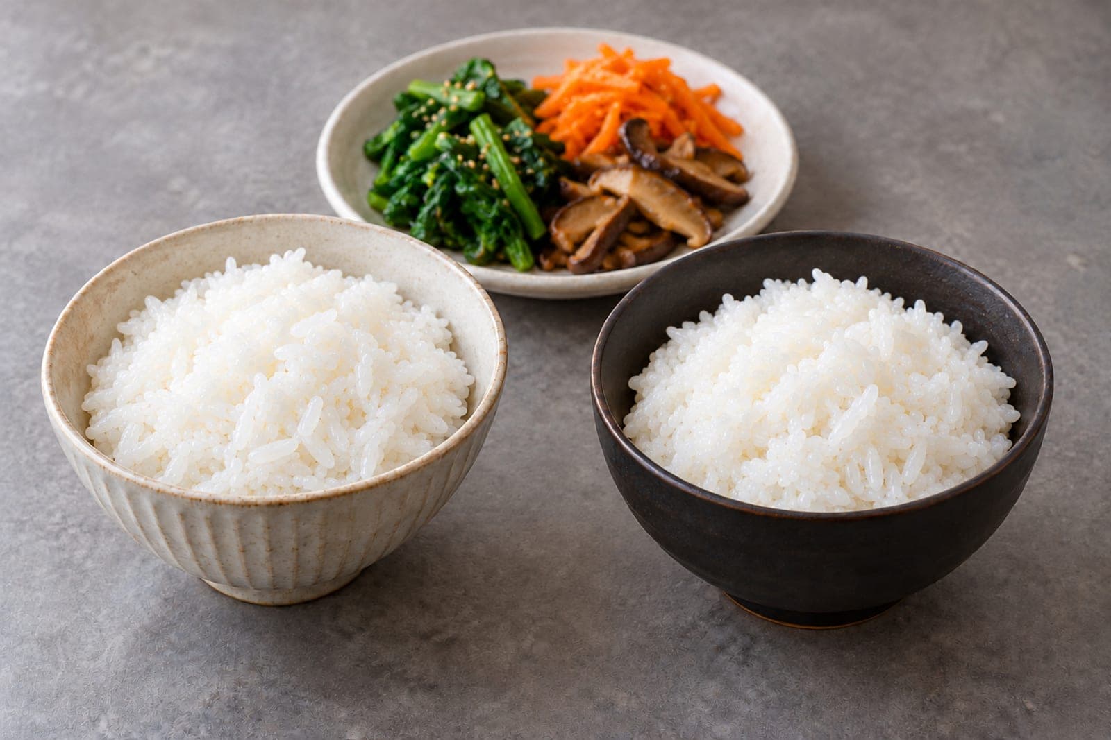 밥과 반찬이 놓인 식탁