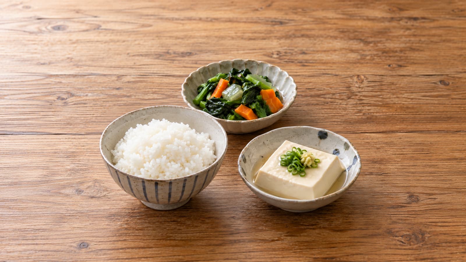 주식과 부드러운 단백질 반찬, 익힌 채소가 있는 차림