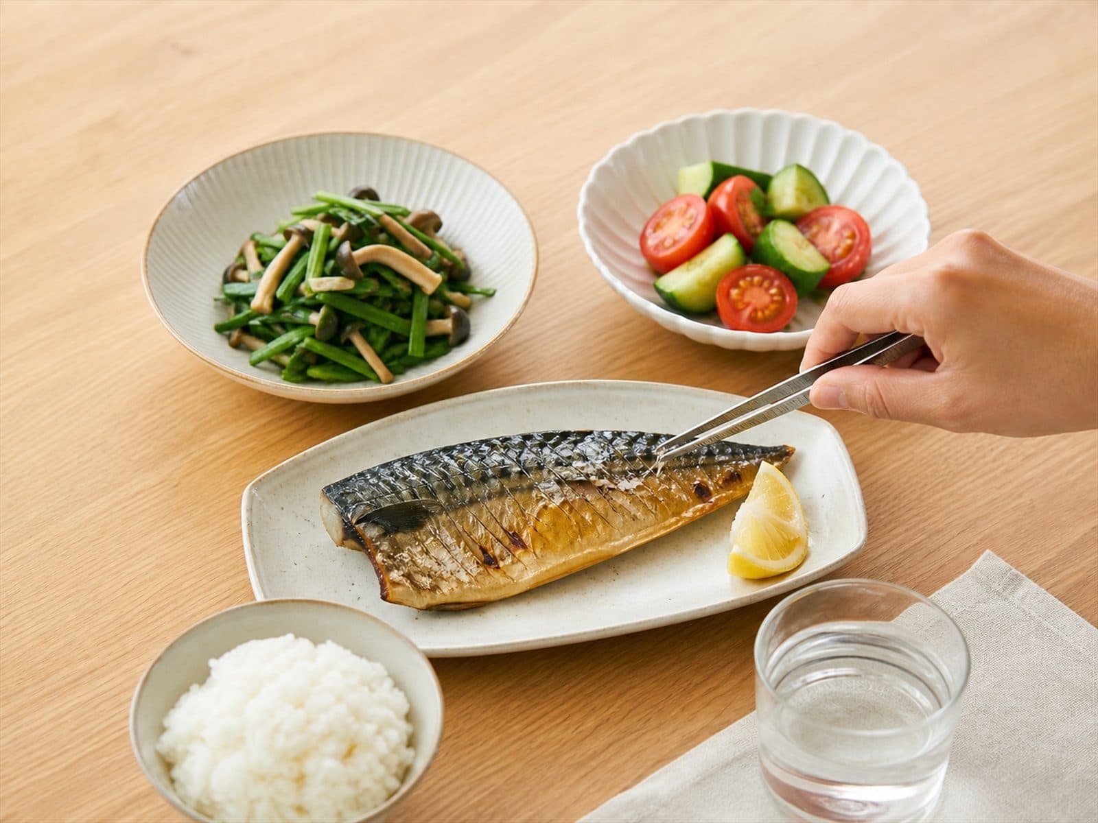 고등어구이 버섯부추볶음 토마토오이무침 밥으로 구성한 한 끼