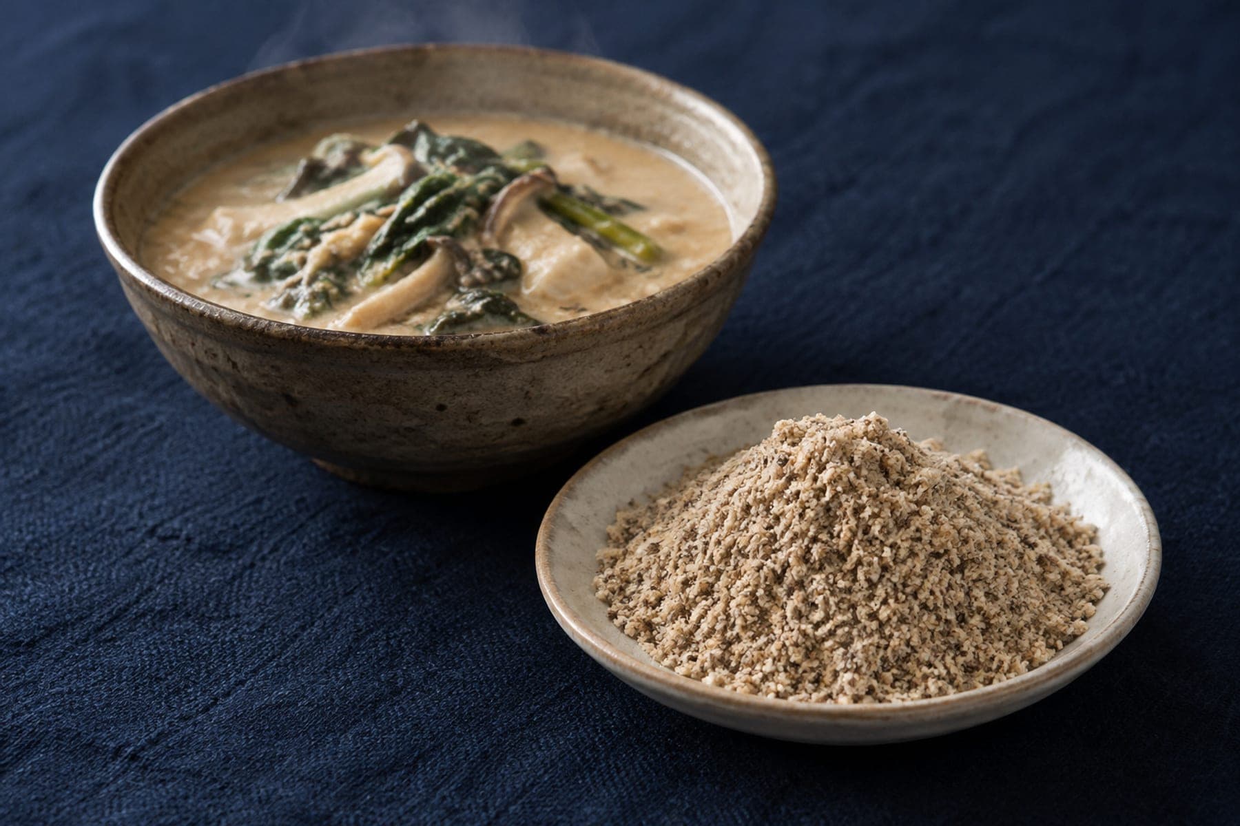 원료 접시와 찌개 그릇