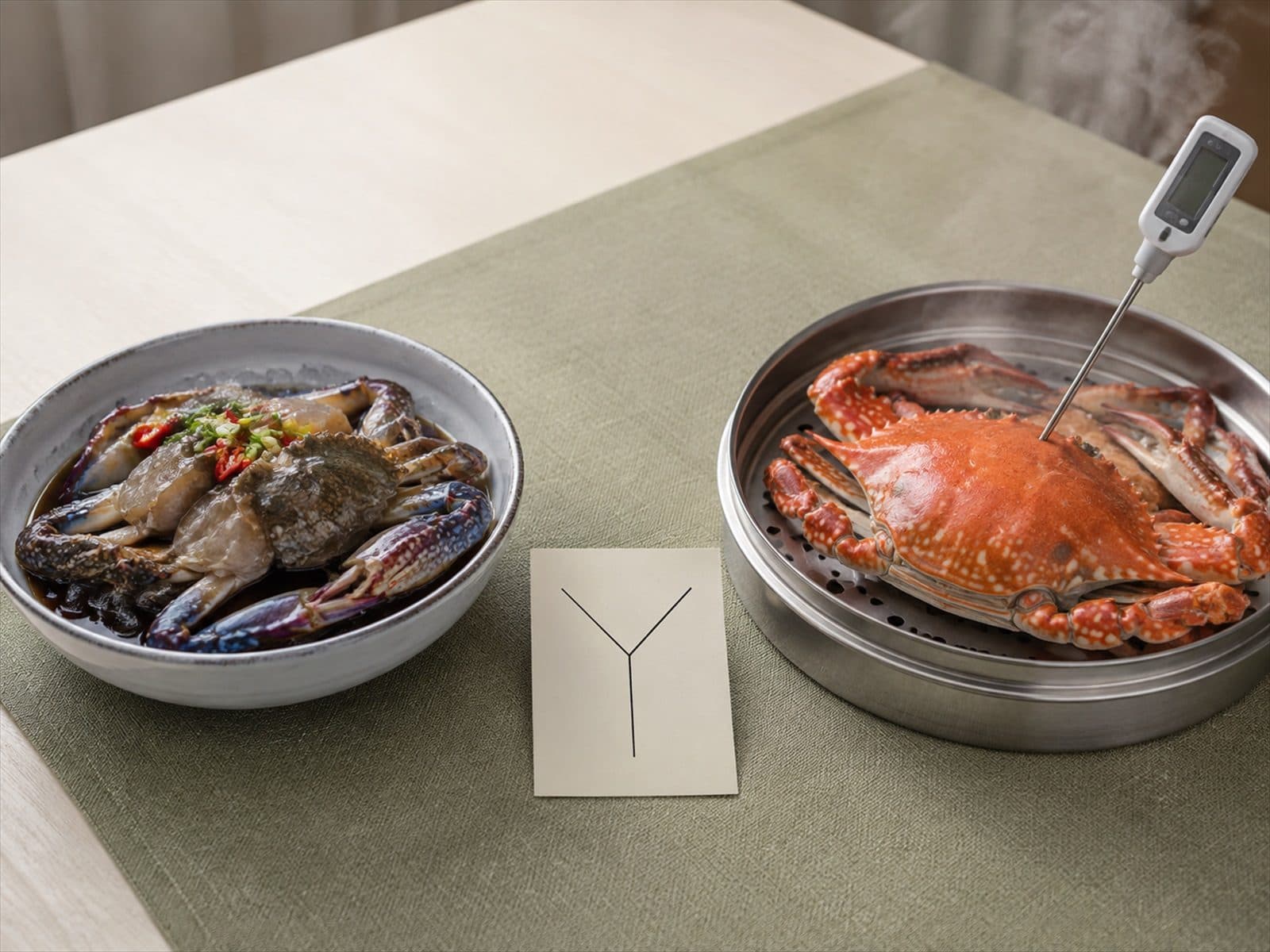 간장게장과 충분히 가열한 꽃게찜의 안전 차이를 비교한 모습