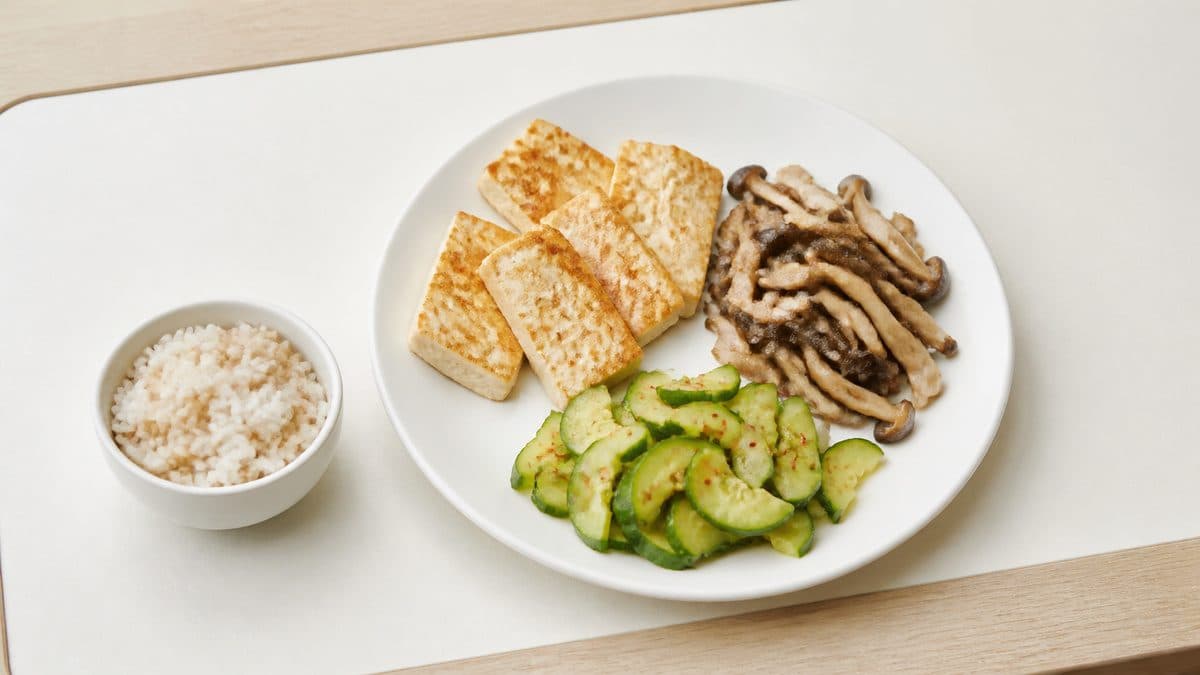 두부구이와 볶은 버섯, 생오이무침, 밥을 한 상에 구성한 모습