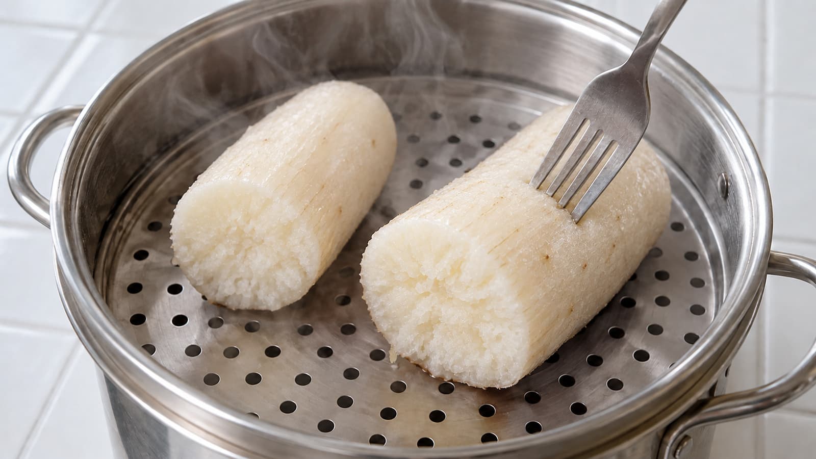 찜 도구 위 익힌 마 조각의 안쪽을 확인하는 포크