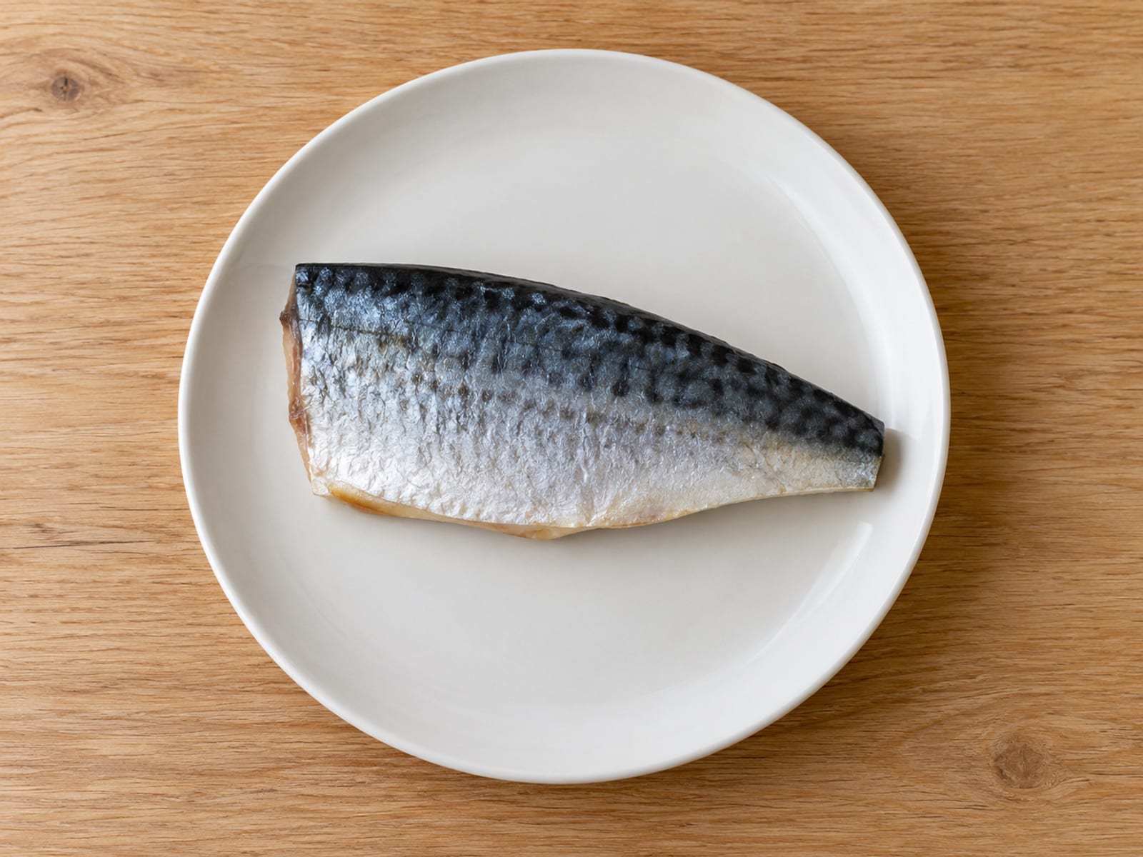 임연수어 한 조각을 담은 접시