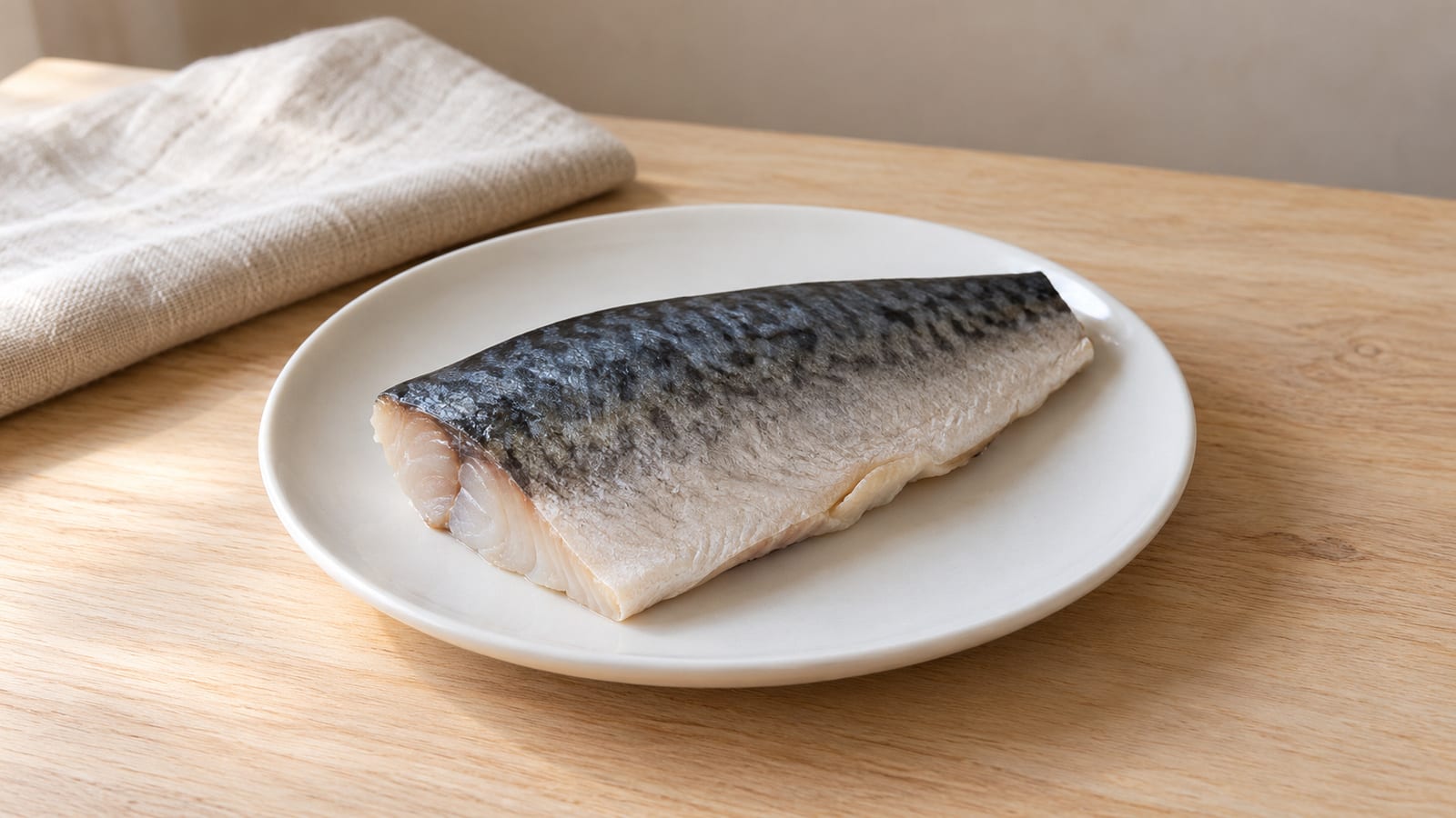 임연수어 한 조각을 담은 접시
