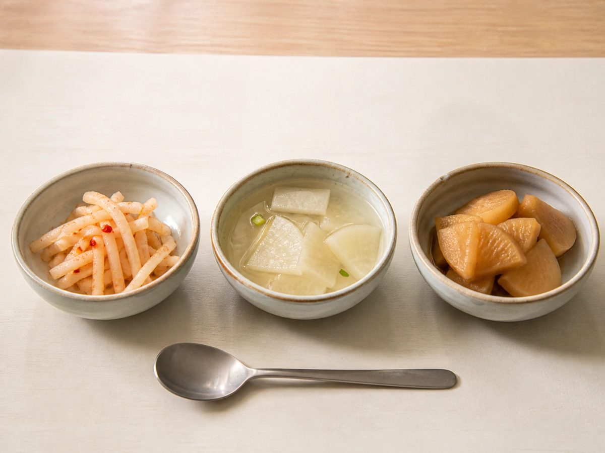 무생채와 무국, 무조림을 같은 식탁에서 비교한 모습