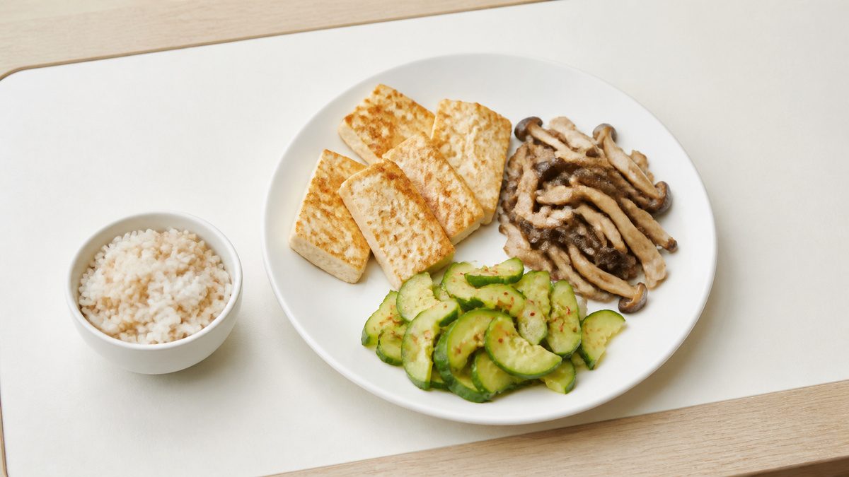 두부구이와 볶은 버섯, 생오이무침, 밥을 한 상에 구성한 모습